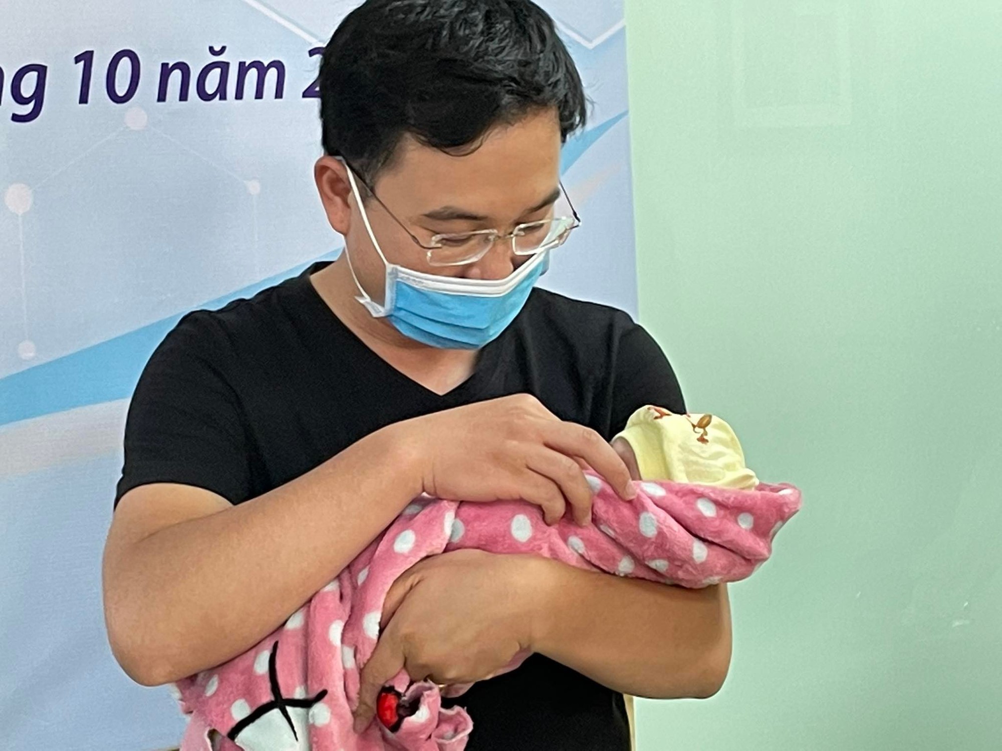 Kỳ diệu: Lần đầu tiên tại Việt Nam nuôi sống thành công cặp song sinh nặng 500gram, chào đời tuần thai thứ 25 - Ảnh 5.