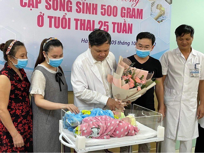 Kỳ diệu: Lần đầu tiên tại Việt Nam nuôi sống thành công cặp song sinh nặng 500gram, chào đời tuần thai thứ 25 - Ảnh 2.