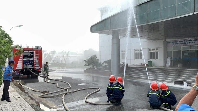 Lực lượng Cảnh sát PCCC đã có mặt kịp thời nhằm khống chế đám cháy       